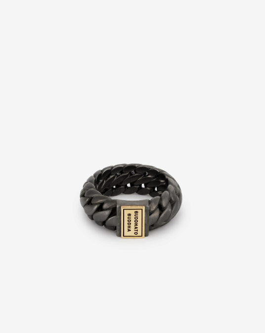 Het ontwerp van de Ben Small ring is aangepast met een unieke matte rhodium finishing en 14k geelgouden details. Jouw levensstijl en de natuurlijke elementen bepalen de look van je sieraad in de loop van tijd en creëren een vintage en ruwe uitstraling die een persoonlijk statement is van jouw reis door het leven. Deze ring valt in de categorie brede ringen. Let op! Deze unieke rhodium finish is zo ontwikkeld dat je sieraad een vintage look krijgt naarmate je het draagt. Zo ontwikkel je een eigen look, passend bij jou levensstijl.