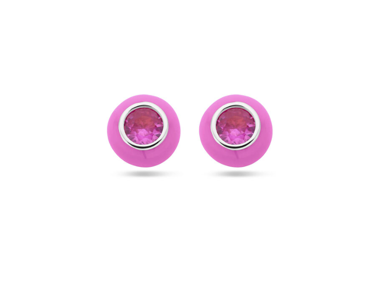 Gerhodineerd 925 zilveren oorknoppen uitgevoerd met roze emaille en corundum zirkonia. De oorknoppen hebben een diameter van 5,5mm.