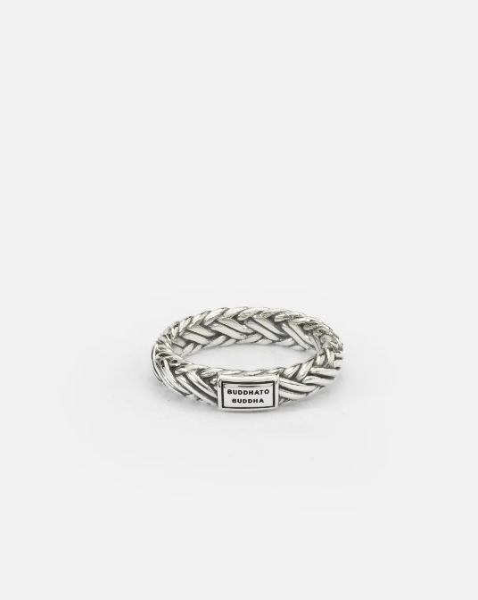 De Katja XS ring is een prachtig gedetailleerde en gevlochten ring. Een echte eyecatcher! Het ontwerp van deze subtiele zilveren ring is gebaseerd op de iconische schakel Katja. Handgemaakt en tijdloos zoals alle Buddha to Buddha sieraden. De zilveren ring laat zich perfect combineren, wees creatief en combineer sieraden van andere families uit de Heritage collectie, zoals Ellen of Ben. Deze ring valt in de categorie smalle ringen.