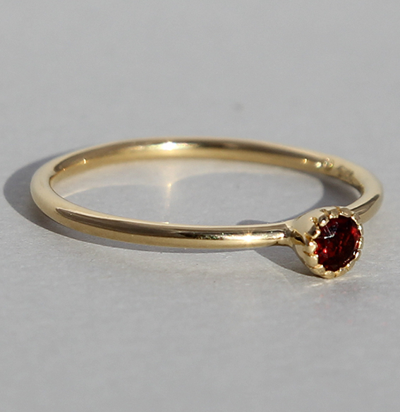 Zilver vergulde ring met granaat 3 mm, leuk te combineren met andere kleur ringen.