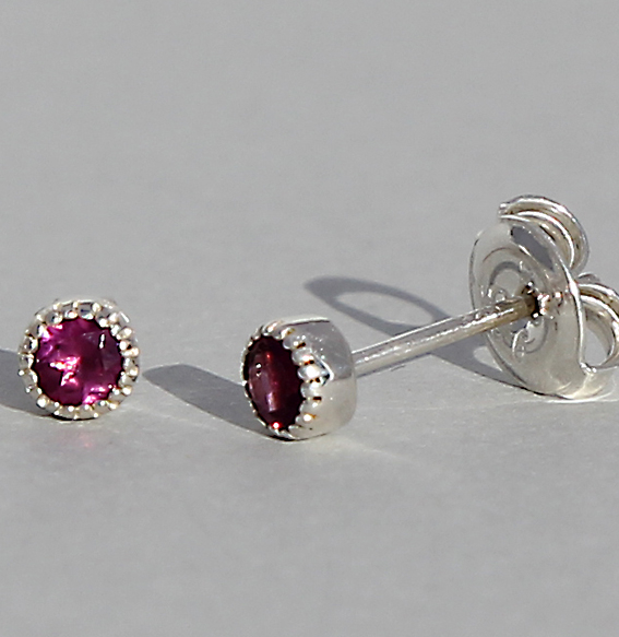 Zilveren  oorstekers met rhodoliet 3 mm