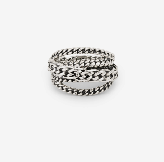 Met deze Multi Chain ring kun je niet fout gaan met de styling van jouw outfit. De sterling zilveren ring biedt een unieke benadering van al onze iconische schakels bij elkaar. Geïnspireerd door connectiviteit zijn de schakels met elkaar verweven voor een gedurfd statement.