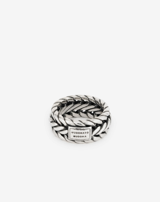 De Nurul ring is de zilveren ring variant van de populaire Nurul armband. Twee gezichten in één krachtige creatie. Aan de ene kant stoer, stevig en sterk en aan de andere kant verfijnd en met veel detail. Een waar handgemaakt kunstwerk! De sterling zilveren ring is tijdloos en valt goed te combineren met andere sieraden van Buddha to Buddha. Deze ring valt in de categorie brede ringen.
