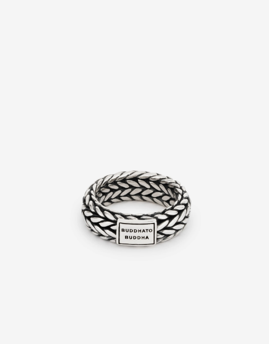 De Ellen familie is een van de subtielere en verfijnde schakels in onze Heritage collectie. De Ellen Small Ring is een prachtige ring met de kenmerken van de Ellen schakel in zich. Het is een elegante ring die je goed kunt combineren met andere Buddha to Buddha sieraden. Handgemaakt uit sterling zilver en tijdloos zoals bij alle Buddha to Buddha items.