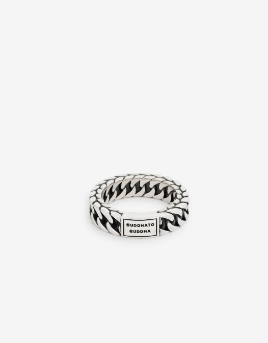 De Esther familie is een van de bekendste schakels uit de Heritage collectie. De Esther Small Ring is een werkelijk prachtige ring met geoxideerde schakels. Hierdoor is de binnenkant van de schakel donker. De stoere gevlochten schakel maakt deze sterling zilveren ring tot een echte must have! Creëer een vlotte en stoere look met deze tijdloze en handgemaakte ring. De Esther Small Ring is smaller dan de Esther Ring. Deze ring valt in de categorie smalle ringen.