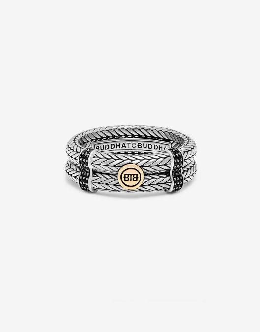 Deze nieuwe Ellen ring is een prachtige combinatie van zilver, zwart en goud. De basis is het bekende gevlochten Ellen design met als eyecatcher een 14 karaat gouden logo en spinel stenen. De ring is een genummerd limited edition en valt onder de bredere ringen. 