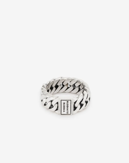 The Chain Small Ring: een echte bestseller op basis van de Chain schakel. Handgemaakt en tijdloos, de sterling zilveren ring kan perfect gecombineerd worden met andere sieraden uit de Chain familie, zoals bijvoorbeeld de armband of oorbellen. De Chain Small ring is smaller dan de Chain ring. Deze ring valt binnen categorie brede ringen.