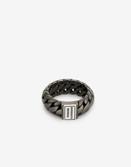 Het ontwerp van de Ben Small ring is aangepast met een unieke matte rhodium finishing en gepolijste zilveren details. Jouw levensstijl en de natuurlijke elementen bepalen de look van je sieraad in de loop van tijd en creëren een vintage en ruwe uitstraling die een persoonlijk statement is van jouw reis door het leven. Deze ring valt in de categorie brede ringen. Let op! Deze unieke rhodium finish is zo ontwikkeld dat je sieraad een vintage look krijgt naarmate je het draagt. Zo ontwikkel je een eigen look, passend bij jou levensstijl.