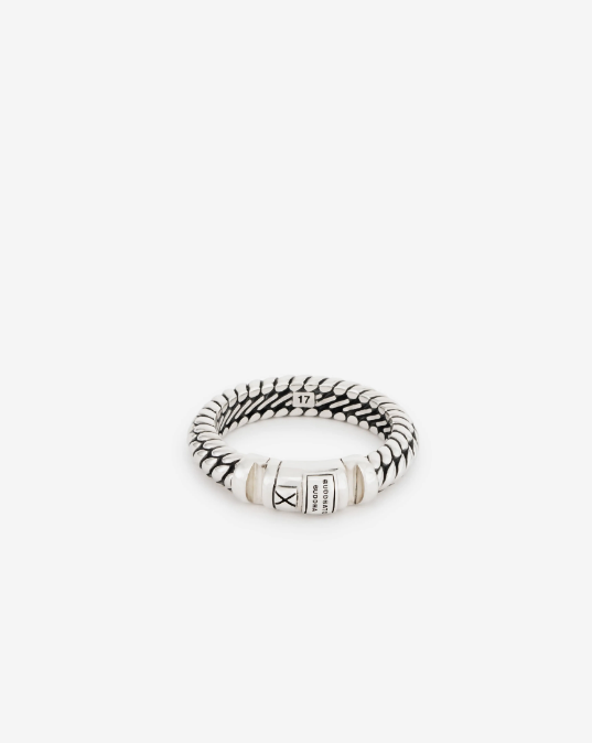 Het bekende Buddha to Buddha-slot én de beroemde Ben-schakel zijn nu verwerkt in één ring. Wat meteen opvalt aan de Ben XS Lock Ring zijn de stoere looks…Ondanks dat de ring valt in de categorie smalle ringen. Wat ook meteen opvalt zijn de stevige schakels die naadloos op elkaar aansluiten. Dit komt doordat ze net zo lang met de hand bewerkt worden tot het eindresultaat oogverblindend is. Dat maakt de Ben XS Lock Ring een ring waar je er eindeloos naar kan blijven kijken. Maar vooral eentje die je héél vaak wilt dragen.