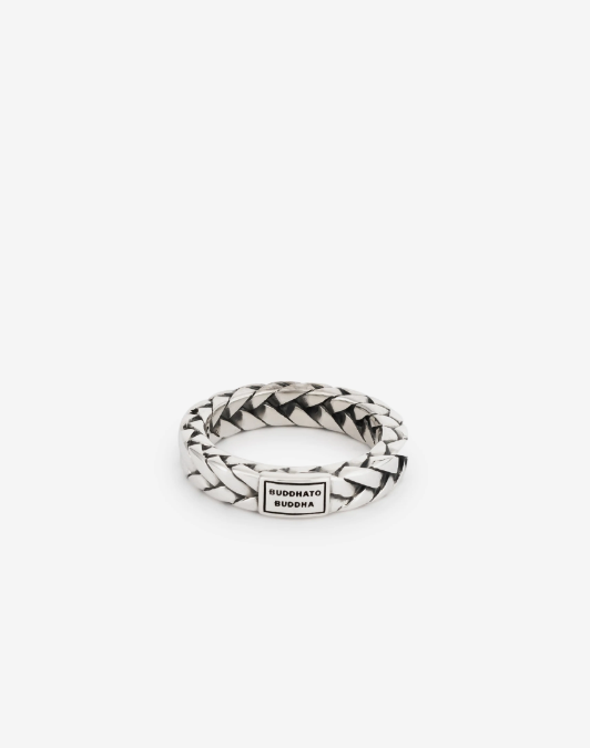 De George Small Ring is een extra verfijnde en gedetailleerde zilveren ring uit de Heritage collectie. De smalle ring heeft een verfijnde textuur en siert elke vinger! Deze subtiele en stoere ring ziet er fantastisch uit om ieders vinger, ontworpen voor zowel dames als heren. Uniek en tijdloos. De ring valt zeer goed te combineren met andere Buddha to Buddha items. Deze ring valt in de categorie smalle ringen.