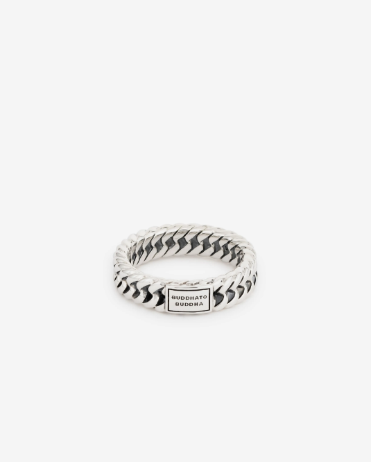 Ken je de populaire Chain-schakel? Op basis hiervan is nu ook de Chain XS-ring ontworpen. Volledig met de hand gemaakt. Deze sterling zilveren ring valt in de categorie ‘smalle ringen’ en is nog iets smaller dan de ‘Chain Small Ring’. De ring laat zich perfect combineren met andere Buddha to Buddha sieraden.