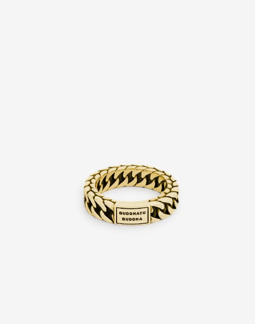 De Esther Small Ring, gemaakt met ons iconische Esther design, is een toonbeeld van vakmanschap en stijl. De robuuste, gevlochten schakel, typerend voor de Esther-collectie, voegt een krachtig element toe, terwijl de smalle ring zijn verfijnde look behoudt. Ontworpen in Amsterdam en handgemaakt in Zuid-Oost Azië van gerecycled zilver met een premium goudlaag van 3.0 micron. De laag goud is gemiddeld 5 maal dikker dan reguliere gold plated items en gemaakt van 18-karaat goud. Deze ring is zowel tijdloos als modern. Welk verhaal ga jij vertellen met de Esther Small Ring om je vinger?
