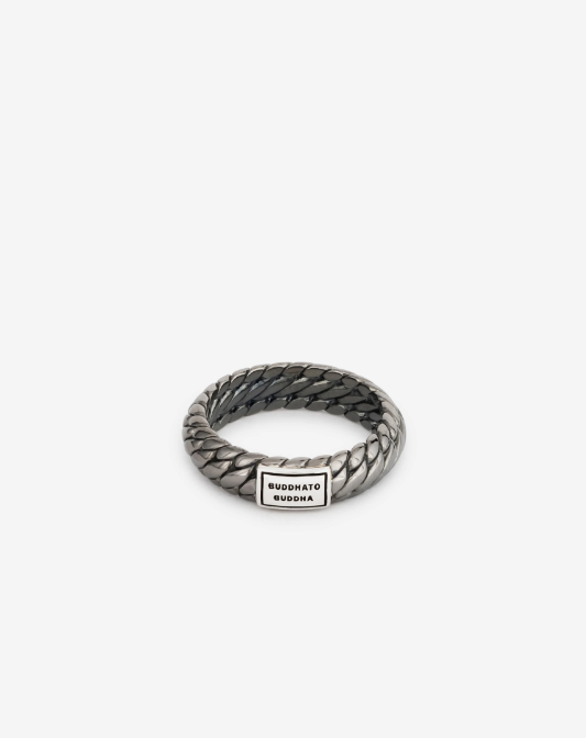 Het ontwerp van de Ben XS ring is aangepast met een unieke glanzende rhodium finishing en gepolijste zilveren details. Jouw levensstijl en de natuurlijke elementen bepalen de look van je sieraad in de loop van tijd en creëren een vintage en ruwe uitstraling die een persoonlijk statement is van jouw reis door het leven. Deze ring valt in de categorie smalle ringen.Let op! Deze unieke rhodium finish is zo ontwikkeld dat je sieraad een vintage look krijgt naarmate je het draagt. Zo ontwikkel je een eigen look, passend bij jouw levensstijl.