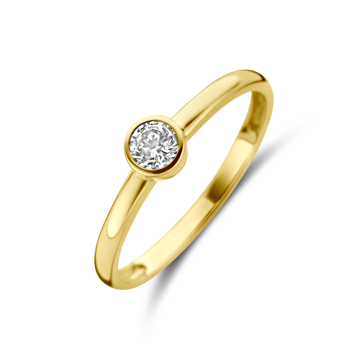 Schitterende geelgouden ring uitgevoerd met een heldere zirkonia van 4mm. Draag deze ring apart of naast uw andere ringen en creeer zo elke keer weer een nieuwe look.