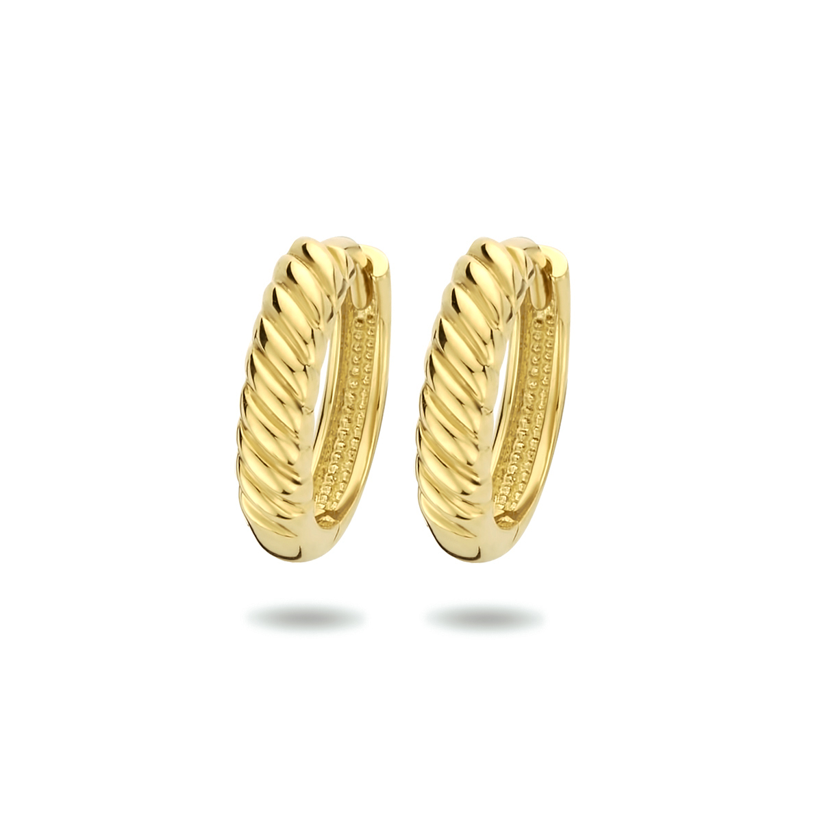 14k Geelgouden klapoorringen. De klapoorringen hebben een diameter van 13mm en een dikte van 3mm.
