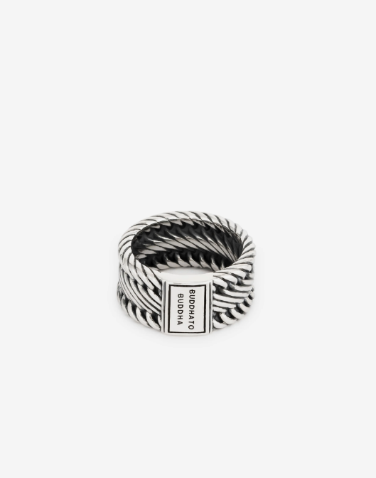 De Edwin collectie is een van de meest populaire ontwerpen en ook verkrijgbaar in de vorm van deze prachtige ring. De ring is gedetailleerd met een krachtige uitstraling. Met zijn fijne textuur en breedte is deze zilveren ring geschikt voor iedereen. Handgemaakt van sterling zilver en tijdloos zoals al onze sieraden! Ethiek en esthetiek smelten samen in dit product. Handgemaakt met duurzaam gerecycled zilver om een leven lang mee te gaan.