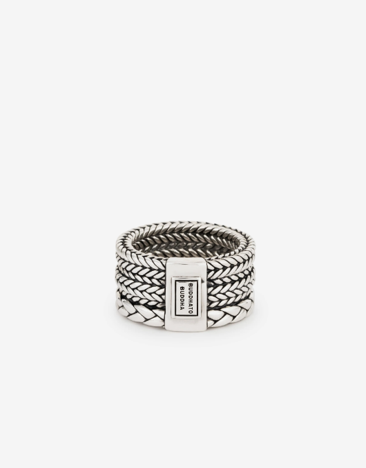 De Triple Mini Ring is een meesterwerk van samensmelting en stijl. Deze ring brengt de geliefde schakels van Barbara, Ellen en George samen in één harmonieus ontwerp. Elk detail is zorgvuldig vervaardigd uit gerecycled zilver, wat getuigt van onze toewijding aan kwaliteit en traditie. Ontworpen in Amsterdam en met passie handgemaakt in Zuidoost-Azië, is de Triple Mini Ring niet alleen een sieraad, maar een verhaal van verbinding. Welk verhaal vertel jij met deze iconische ring?