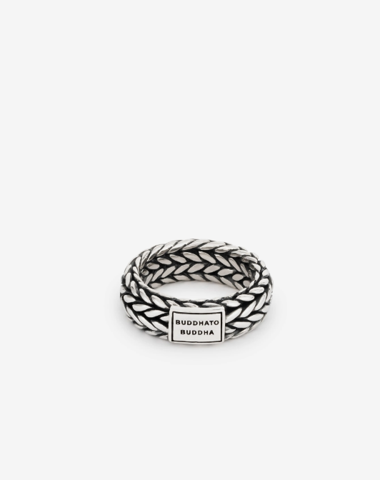De Ellen familie is een van de subtielere en verfijnde schakels in onze Heritage collectie. De Ellen Small Ring is een prachtige ring met de kenmerken van de Ellen schakel in zich. Het is een elegante ring die je goed kunt combineren met andere Buddha to Buddha sieraden. Handgemaakt uit sterling zilver en tijdloos zoals bij alle Buddha to Buddha items.