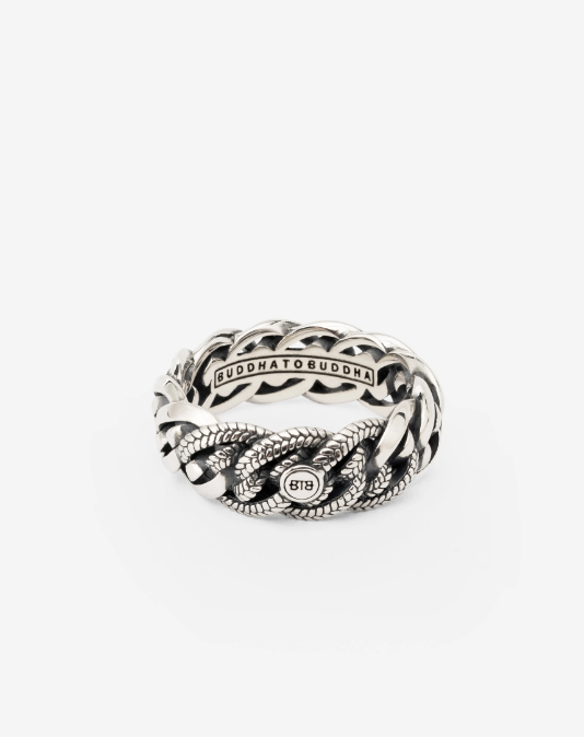 Onze Nathalie Small Textuur Ring heeft een uniek ontwerp. Het prachtige ontwerp van de Nathalie schakel loopt door de hele ring, inclusief het middenstuk, waardoor er een krachtig geheel ontstaat. Combineer deze krachtige ring met de bijpassende Small of XS-armband om een waanzinnige look te creëren. Deze ring voegt een opvallende uitstraling toe aan onze bekende Nathalie schakel. 
