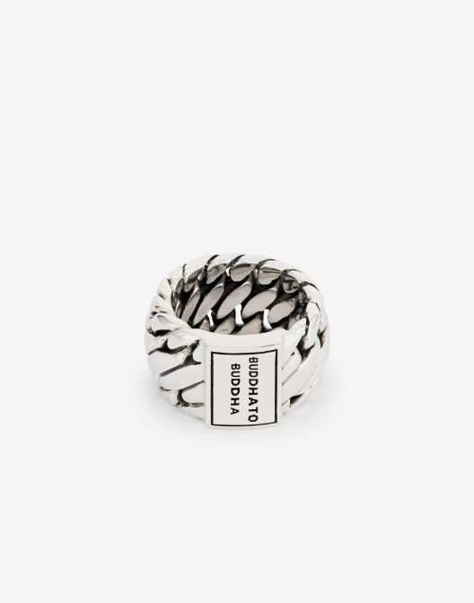 Afgeleid van de iconische Ben schakel kan deze Ben Ring met recht een klassieker genoemd worden. Handgemaakt en tijdloos zoals alle Buddha to Buddha sieraden. De sterling zilveren ring laat zich perfect combineren met andere Buddha to Buddha sieraden en geeft jouw outfit een stoere twist. De Ben Ring is breder dan de Ben Small Ring. Deze ring valt binnen categorie brede ringen.