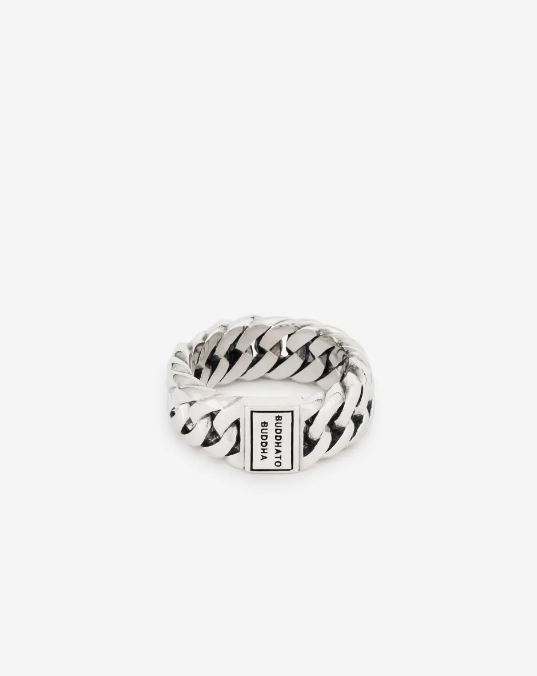 De Chain small ring is een waar icoon binnen de Chain-collectie en een meesterwerk op zich. Deze ringencollectie onderscheidt zich door zijn unieke schakels. De wereldberoemde gourmet-schakel is getransformeerd tot een stijlvolle en opvallende creatie van Buddha to Buddha. Dit tijdloze sieraad, met zorg met de hand vervaardigd uit gerecycled zilver, laat zich naadloos combineren met andere items uit de Chain-collectie. De Chain small ring is smaller dan de Chain Ring en valt in de categorie brede ringen. De schakel staat symbool voor verbinding. Met wie verbind jij je door het dragen van deze ring? Laat jouw verhaal versmelten met dit unieke sieraad en omarm de kracht van connectie.