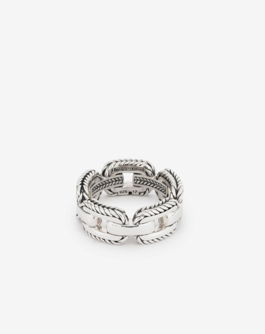 De Barbara Link Ring is een tijdloze expressie van vakmanschap en design, geïnspireerd door de kracht van verbinding. Elk schakel van deze ring is zorgvuldig handgemaakt en laat de toewijding en passie van onze ambachtslieden zien. Vervaardigd in gerecycled zilver, straalt deze ring authenticiteit, duurzaamheid en kwaliteit uit. Of je het nu draagt als een opvallend solo-sieraad of combineert met andere sieraden uit onze collectie, de Barbara Link Ring nodigt je uit om jezelf te uiten en een blijvende indruk te maken. Ga jij het leven vieren door jezelf of iemand anders te trakteren op dit krachtige sieraad?