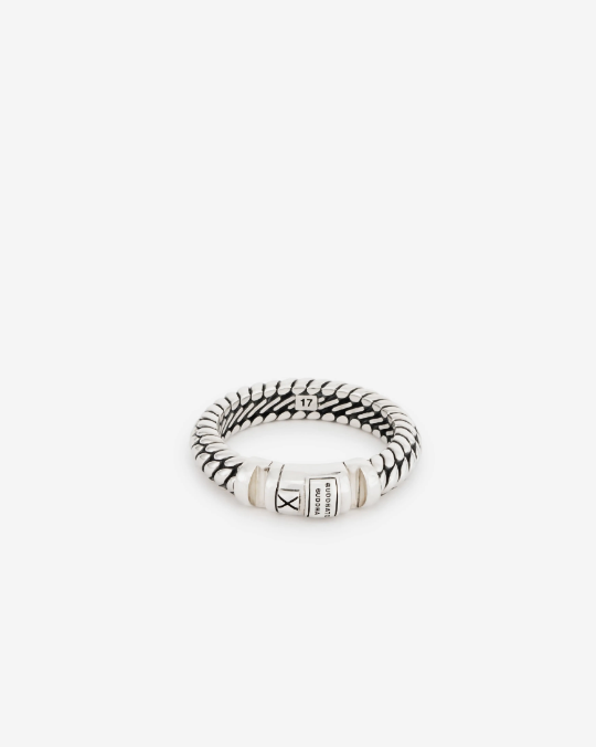 Het bekende Buddha to Buddha-slot én de beroemde Ben-schakel zijn nu verwerkt in één ring. Wat meteen opvalt aan de Ben XS Lock Ring zijn de stoere looks…Ondanks dat de ring valt in de categorie smalle ringen. Wat ook meteen opvalt zijn de stevige schakels die naadloos op elkaar aansluiten. Dit komt doordat ze net zo lang met de hand bewerkt worden tot het eindresultaat oogverblindend is. Dat maakt de Ben XS Lock Ring een ring waar je er eindeloos naar kan blijven kijken. Maar vooral eentje die je héél vaak wilt dragen.