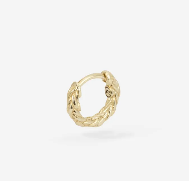 De Katja Oorbel is geïnspireerd op de Katja schakel en maakt deel uit van de Earparty collectie. Deze hoogwaardige oorbel is verkrijgbaar in zowel gerecycled zilver, 14-karaats goud als verguld. De Katja-collectie bestaat uit sieraden met prachtig gedetailleerde elementen. De oorbellen zijn per stuk te koop, maar je kunt ze ook als set dragen of combineren met andere oorbellen uit de Earparty collectie. De combinatiemogelijkheden zijn eindeloos! Ontworpen in Amsterdam en handgemaakt in Zuid-Oost Azië van gerecycled zilver met een premium goudlaag van 3.0 micron. De laag goud is gemiddeld 5 maal dikker dan reguliere gold plated items en gemaakt van 18-karaat goud. Je koopt onze sieraden niet, maar je geeft ze cadeau. Aan wie geef jij dit sieraad? Jezelf, of iemand in het bijzonder?