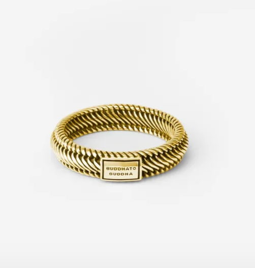 De Edwin collectie is een van de meest populaire ontwerpen en ook verkrijgbaar in de vorm van deze prachtige ring. De Edwin Mini Ring is gedetailleerd met een krachtige uitstraling. Met zijn fijne textuur en breedte is deze ring geschikt voor iedereen. Ontworpen in Amsterdam en handgemaakt in Zuid-Oost Azië van gerecycled zilver met een premium goudlaag van 3.0 micron. De laag goud is gemiddeld 5 maal dikker dan reguliere gold plated items en gemaakt van 18-karaat goud. Ethiek en esthetiek smelten samen in dit product om een leven lang mee te gaan