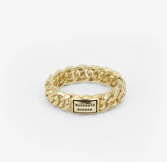 De Nathalie XS Ring, gemaakt met de Nathalie schakel, is een meesterwerk van passie en vakmanschap. Deze ring symboliseert de boodschap om moedig te zijn en zonder angst datgene na te streven wat je passie is.Ontworpen in Amsterdam en handgemaakt in Zuid-Oost Azië van gerecycled zilver met een premium goudlaag van 3.0 micron. De laag goud is gemiddeld 5 maal dikker dan reguliere gold plated items en gemaakt van 18-karaat goud. Deze Nathalie XS Ring is niet alleen een prachtig sieraad, maar ook een verhaal van toewijding en passie. Welke herinneringen zullen zich vormen rond jouw Nathalie XS Ring?