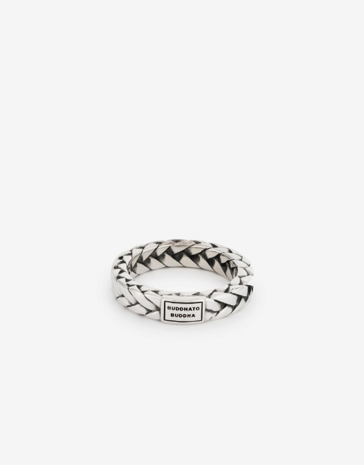 De George Small Ring is een extra verfijnde en gedetailleerde zilveren ring uit de Heritage collectie. De smalle ring heeft een verfijnde textuur en siert elke vinger! Deze subtiele en stoere ring ziet er fantastisch uit om ieders vinger, ontworpen voor zowel dames als heren. Uniek en tijdloos. De ring valt zeer goed te combineren met andere Buddha to Buddha items. Deze ring valt in de categorie smalle ringen.