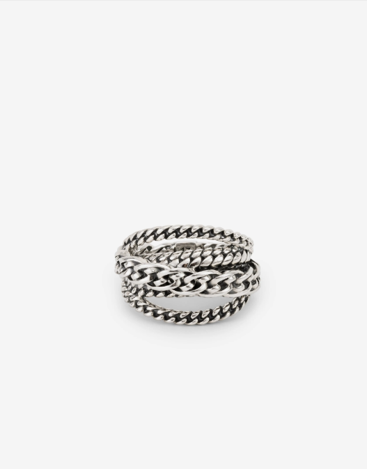 De Multi-Chain Nathalie Ring is een verbluffende samensmelting van design en vakmanschap. Deze ring, waarbij meerdere schakels harmonieus in elkaar overlopen, is een ode aan connectie en de veelzijdigheid en diepte van onze vele verschillende schakelontwerpen. Met passie ontworpen in Amsterdam en met puur vakmanschap gemaakt uit gerecycled zilver in Zuidoost-Azië, is de Multi-Chain Nathalie Ring een veelzijdig, tijdloos sieraad dat generaties lang zal schitteren. Welk verhaal vertelt dit sieraad voor jou?