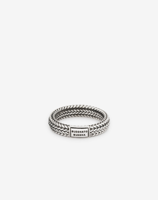 De Ellen familie is een van de subtielere en verfijnde schakels in onze Heritage collectie. De Ellen Small ring is een prachtige ring met de kenmerken van de Ellen schakel in zich. Het is een elegante ring die je goed kunt combineren met andere Buddha to Buddha sieraden. De Ellen Small ring is een kleinere en verfijndere versie van de populaire Ellen-ring.