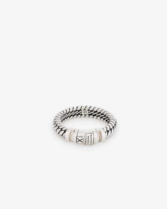 De Ben XS Lock Ring combineert het iconische Buddha to Buddha-slot met de beroemde Ben-schakel in één sterk ontwerp. Ondanks zijn subtiele formaat straalt deze ring een onmiskenbare kracht uit. Gemaakt van gerecycled zilver, is deze ring niet alleen een lust voor het oog, maar ook een tijdloos sieraad dat je keer op keer zult willen dragen. Ontworpen in Amsterdam en met passie handgemaakt in Zuidoost-Azië. Welk bijzonder verhaal vertel jij met deze zilveren ring?