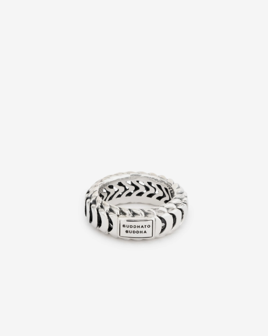 Ben je op zoek naar een elegante ring voor elke gelegenheid? Dan is de Lars Small ring echt iets voor jou. Handgemaakt en tijdloos zoals alle Buddha to Buddha sieraden. De zilveren ring laat zich perfect combineren met andere Buddha to Buddha sieraden. Deze ring valt in de categorie smalle ringen.