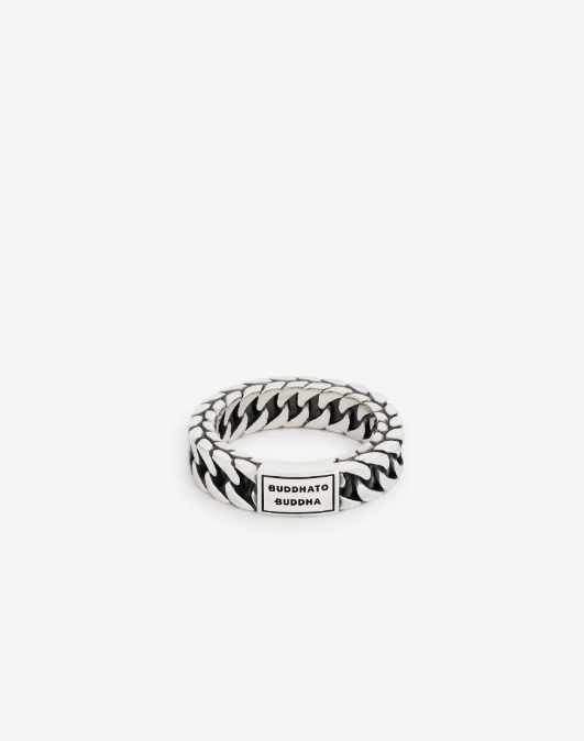 De Esther Small Ring, gemaakt met ons iconische Esther design, is een toonbeeld van vakmanschap en stijl. Met haar kenmerkende geoxideerde schakels krijgt de ring een diepe, donkere nuance aan de binnenkant, wat een prachtig contrast biedt met het glanzende sterling zilver. De robuuste, gevlochten schakel, typerend voor de Esther-collectie, voegt een krachtig element toe, terwijl de smalle ring zijn verfijnde look behoudt. Ontworpen in Amsterdam en met toewijding handgemaakt in Zuidoost-Azië, is deze ring zowel tijdloos als modern. Welk verhaal ga jij vertellen met de Esther Small Ring om je vinger?