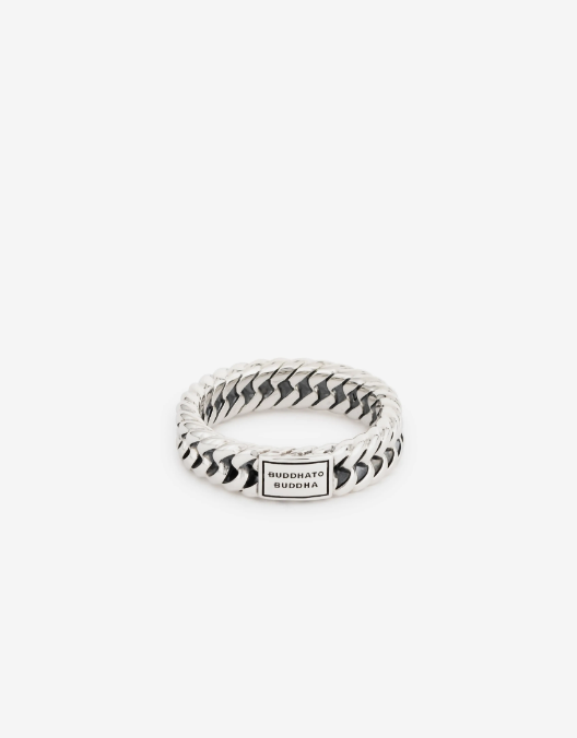 De Chain XS Ring is gemaakt met onze geliefde Chain-schakel, staat symbool voor connectie en vakmanschap. Deze ring, zorgvuldig handgemaakt van gerecycled zilver, is een van onze meest succesvolle ontwerpen. Ondanks zijn subtielere formaat ten opzichte van de 'Chain Small Ring', behoudt hij een krachtige uitstraling. Ontworpen in Amsterdam en met toewijding vervaardigd in Zuidoost-Azië, is deze ring een tijdloze toevoeging aan elke sieradencollectie. Welke mijlpaal vier jij met deze zilveren ring?