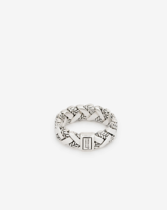 De George Texture Ring is een meesterwerk van gedetailleerd vakmanschap en innovatie. Deze ring, met zijn unieke textuur is geinspireerd op de de fijnste weeftechnieken van Azië. Het is een verbluffende uiting van de George schakel, maar dan met een extra dimensie van diepte en verfijning. Gemaakt met passie uit gerecycled zilver, is deze ring niet zomaar een sieraad, maar een statement van stijl en karakter. Ontworpen in Amsterdam en met precisie handgemaakt in Zuidoost-Azië, is de George Texture Ring een tijdloos sieraad dat generaties lang meegaat. Welke herinneringen zullen zich vormen rond jouw George Texture Ring?