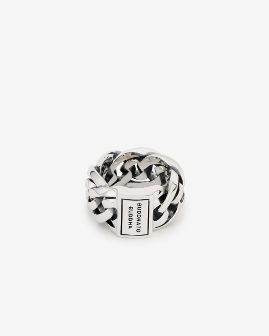 De Nathalie-ring is een sierlijke ring en een iconisch sieraad uit onze collectie, gebaseerd op de Nathalie-schakel. Deze schakel is ontstaan uit pure passie en is met toewijding ontworpen in Amsterdam. De individuele links van deze schakel worden met precisie getwist en met de hand samengevoegd, een proces dat vraagt om echt vakmanschap. Deze ring wordt met liefde met de hand vervaardigd van gerecycled zilver. De Nathalie-ring is groter dan de Nathalie Small Ring en valt in de categorie brede ringen. Ben jij klaar om een nieuw hoofdstuk te beginnen met deze ring?