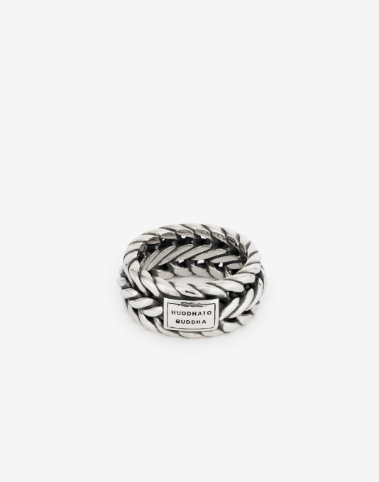 De Nurul Ring is een viering van verfijning en gedetailleerd vakmanschap. Deze sierlijke ring, met zijn unieke en ingewikkelde schakeldesign, laat de schoonheid in complexiteit op een prachtige manier zien. Elke Nurul schakel vertelt een verhaal van toewijding, precisie en de kunst van het handwerk. Gemaakt uit hoogwaardig gerecycled zilver, is de Nurul niet alleen een krachtig sieraad, maar ook een statement van duurzaamheid en kwaliteit. Ontworpen in Amsterdam en met liefde handgemaakt in Zuidoost-Azië. Draag het als een viering van jouw unieke stijl en de bijzondere momenten in het leven. Welke herinnering verzegel jij met deze zilveren ring?
