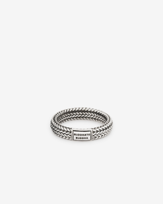 De Ellen collectie is een van de subtielere en verfijnde schakels in onze collectie. De Ellen Small ring is een prachtige ring die de iconische Ellen vlechttechniek laat zien. Met de hand gemaakt van premium gerecycled zilver. Het is een elegante ring die je goed kunt combineren met andere Buddha to Buddha sieraden. De Ellen Small ring is een kleinere en verfijndere versie van de populaire Ellen-ring. Wij vinden dat je alles in het leven moet vieren; vind jij dat ook?