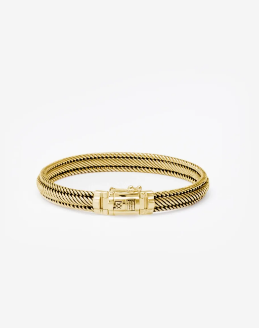 De Edwin-collectie behoort tot een van de meest geliefde collecties van Buddha to Buddha. De Edwin Mini-armband is verfijnd met een krachtige uitstraling en heeft een slankere vorm dan de Edwin Small-armband. Elk stuk is met de hand vervaardigd en bezit de tijdloze kenmerken die de  Buddha to Buddha sieraden typeren. Ontworpen in Amsterdam en handgemaakt in Zuid-Oost Azië van gerecycled zilver met een premium goudlaag van 3.0 micron. De laag goud is gemiddeld 5 maal dikker dan reguliere gold plated items en gemaakt van 18-karaat goud. Je koopt onze sieraden niet, maar je geeft ze cadeau. Aan wie geef jij dit sieraad?