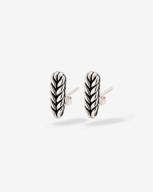 De Ellen oorknopjes zijn prachtige zilveren oorknopjes gebaseerd op de bekende Ellen schakel. Met de hand gemaakt en tijdloos zoals alle Buddha to Buddha sieraden. Creëer moeiteloos een stoere look met deze tijdloze oorbellen!