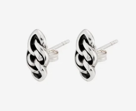 De sterling zilveren Nathalie oorknopjes zijn prachtige oorknopjes gebaseerd op de Nathalie schakel. Deze tijdloze oorbellen zijn elegant en stijlvol en voegen een laatste hand toe aan elke look. Maak gedurfde combinaties met andere zilveren stukken uit de Nathalie collectie!
