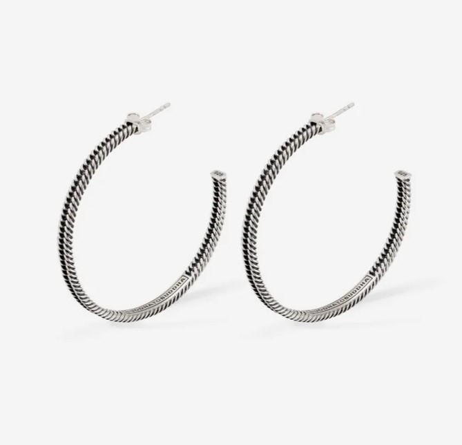 De Chain Hoop Oorbel is een exclusief accessoire met ons unieke Chain patroon, gemaakt van gerecycled zilver. Deze oorbel is ontworpen voor iedereen die houdt van een opvallende en iconische stijl. De Chain-structuur combineert speelsheid met een klassieke uitstraling. Ontworpen in Amsterdam en geproduceerd in Zuidoost-Azië. Je koopt onze sieraden niet, maar je geeft ze cadeau. Aan wie geef jij dit sieraad? Jezelf, of iemand in het bijzonder?