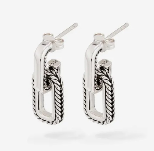 De Barbara Link collectie heeft een stoere en modieuze stijl en is nu verrijkt met sterling zilveren oorhangers. De zilveren Barbara oorhangers zijn stijlvolle oorbellen gebaseerd op de Barbara schakel. Bekijk ook onze oorknopjes en oorbellen uit de Barbara Link familie.