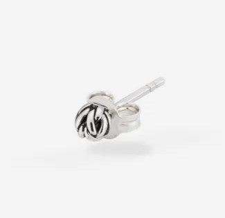 De Katja Earstud Silver is gebaseerd op de Katja schakel en maakt deel uit van de Earparty collectie. Dit oorknopje is niet alleen verkrijgbaar in premium 925 zilver, maar ook in 14-karaats goud! De Katja-familie bestaat uit sieraden met prachtig gedetailleerde handgevlochten elementen. De oorbellen zijn per stuk te koop, maar staan natuurlijk ook leuk als een setje of in combinatie met andere Earparty oorbellen. De combinatiemogelijkheden zijn eindeloos!