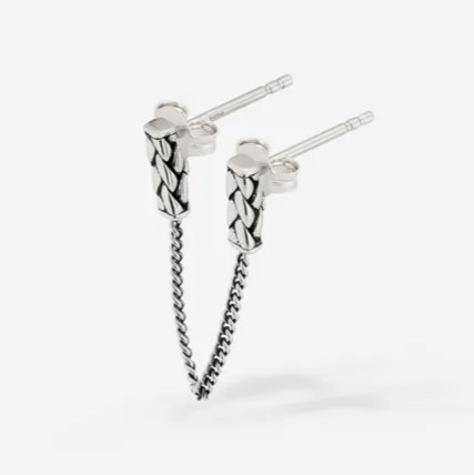De George Double Earstud Silver is gebaseerd op de populaire George structuur en maakt deel uit van de Earparty collectie. Deze George dubbele oorknopjes zijn uniek en opvallend omdat het sieraad twee oorbellen combineert door middel van een Essential ketting. De oorbellen zijn geïnspireerd op ons bekende George design.