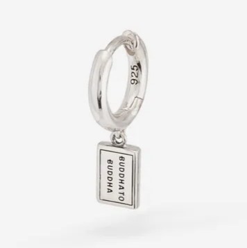 De Logo Ear Hoop Silver is een klassieke, subtiele oorbel met een gepolijst zilveren hoop en hangend logo. De Logo Ear Hoop maakt deel uit van onze nieuwe Earparty-collectie. Deze collectie bevat negen oorbellen, gebaseerd op enkele van onze meest populaire families, die je zelf kunt mixen en matchen. De mogelijkheden om deze prachtige sieraden te combineren zijn eindeloos, waardoor de Earparty collectie een must-have is voor liefhebbers van oorbellen. Als je op zoek bent naar een tijdloze oorbel met de perfecte hoeveelheid Buddha to Buddha merk mania, dan is deze oorring de perfecte oorbel voor jou!