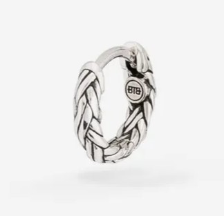 De Katja Ear Hoop Silver is gebaseerd op onze Katja weeftechniek en maakt deel uit van de Earparty collectie. Enkele van onze meest populaire families zijn van de partij in onze Earparty collectie van negen oorbellen. De oorbellen zijn los te koop, maar staan natuurlijk ook leuk als een setje. De combinatiemogelijkheden zijn eindeloos!